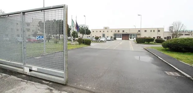 Muore nel carcere di Cremona per inalazione di gas, ipotesi suicidio: “Sarebbe il 55esimo quest’anno”