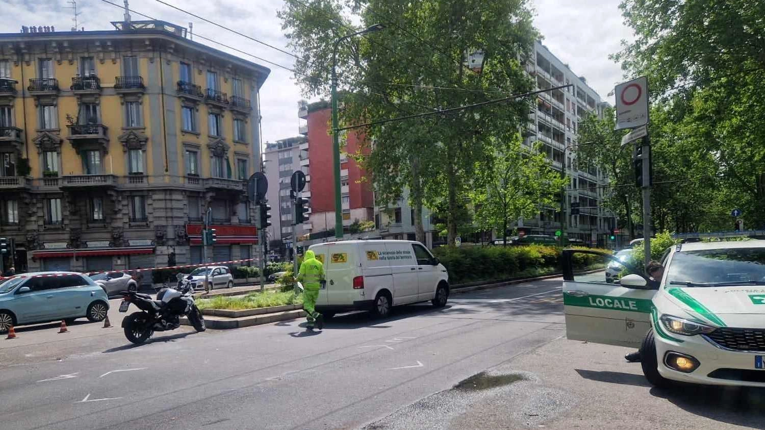 Ennesimo incidente in viale Abruzzi a Milano, noto come "il punto maledetto". Uno scontro auto-moto ha causato feriti. I residenti chiedono interventi per migliorare la sicurezza stradale.