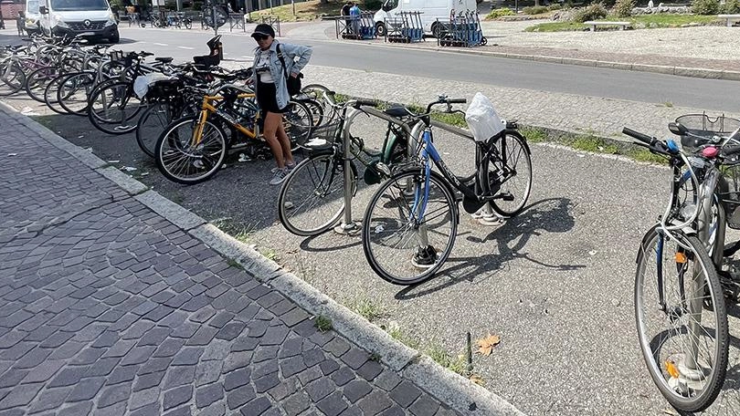 La struttura alla stazione ferroviaria di Monza ha appena riaperto dopo un intervento di restyling. Prima aveva 350 posti, ora sono appena 180. Utenti arrabbiati: spazi disponibili solo di prima mattina.