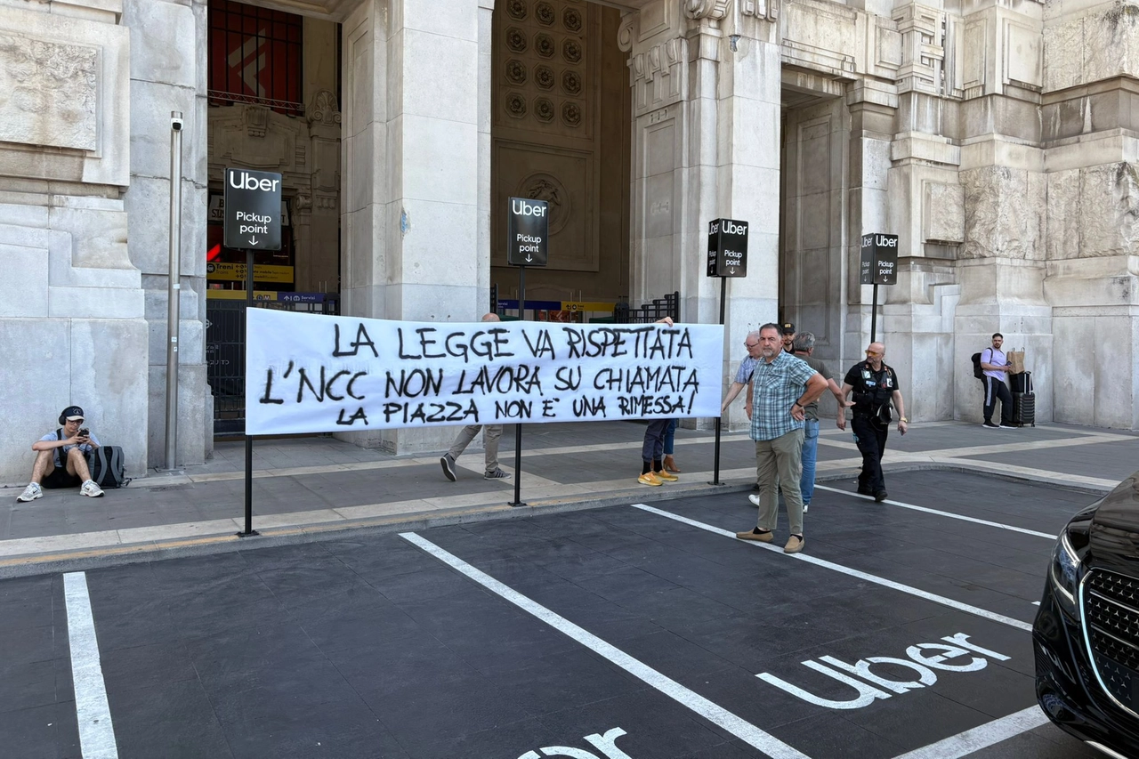 Lo striscione comparso davanti alla stazione Centrale