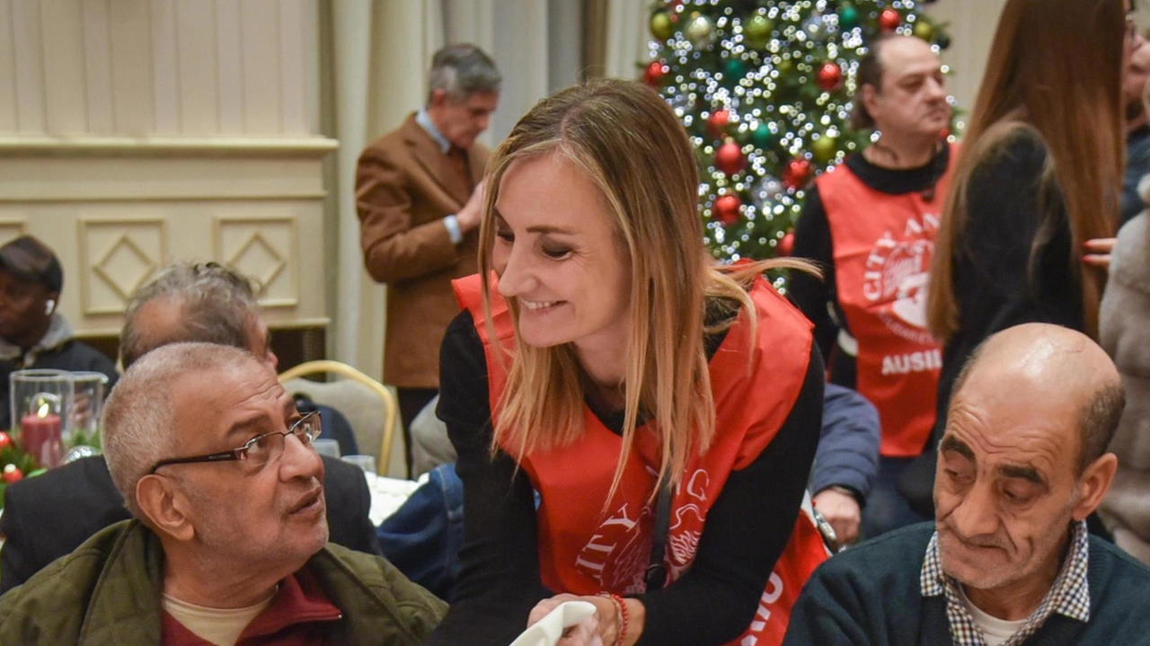 L’omaggio del “guru“ Valentino al pranzo di gala organizzato come ogni anno dai City Angels. Menù vegetariano co-firmato dallo chef di Alberto di Monaco per camerieri, politici e vip. L’omaggio del “guru“ Valentino al pranzo di gala organizzato come ogni anno dai City Angels. Menù vegetariano co-firmato dallo chef di Alberto di Monaco per camerieri, politici e vip.