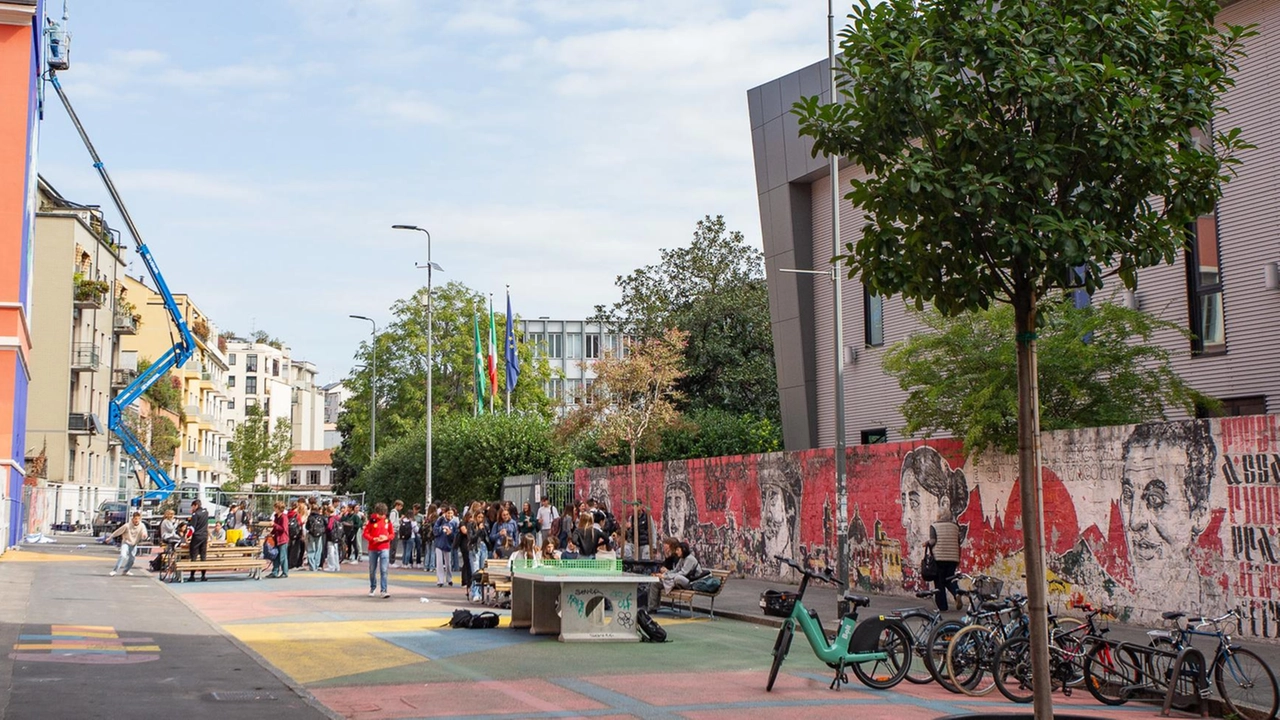 Via Beroldo trasformata in area pedonale e spazio di aggregazione per bambini e ragazzi, colorata e arredata, diventa punto di incontro e gioco. Via Beroldo trasformata in area pedonale e spazio di aggregazione per bambini e ragazzi, colorata e arredata, diventa punto di incontro e gioco.