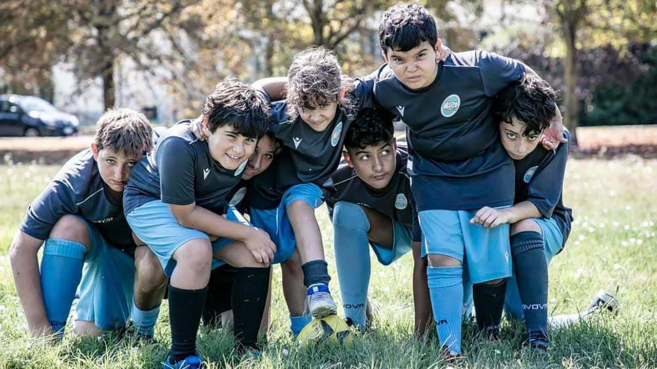 Il Comune di Buccinasco investe oltre 340mila euro per realizzare un nuovo campo da rugby al centro Scirea, dopo la scoperta di amianto nel terreno previsto per i lavori. Il campo sarà adatto anche al calcio, per consentire a bambini e ragazzi di praticare sport in sicurezza. Il Comune di Buccinasco investe oltre 340mila euro per realizzare un nuovo campo da rugby al centro Scirea, dopo la scoperta di amianto nel terreno previsto per i lavori. Il campo sarà adatto anche al calcio, per consentire a bambini e ragazzi di praticare sport in sicurezza.