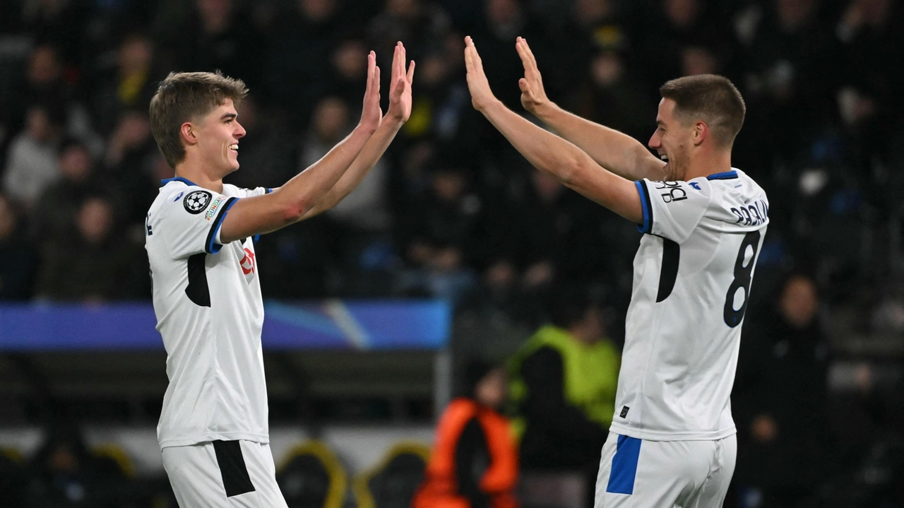 Charles De Ketelaere, a sinistra, festeggia con Mario Pasalic dopo un gol: domenica, nel big match con l'Inter, sarà staffetta fra i due? Charles De Ketelaere, a sinistra, festeggia con Mario Pasalic dopo un gol: domenica, nel big match con l'Inter, sarà staffetta fra i due?