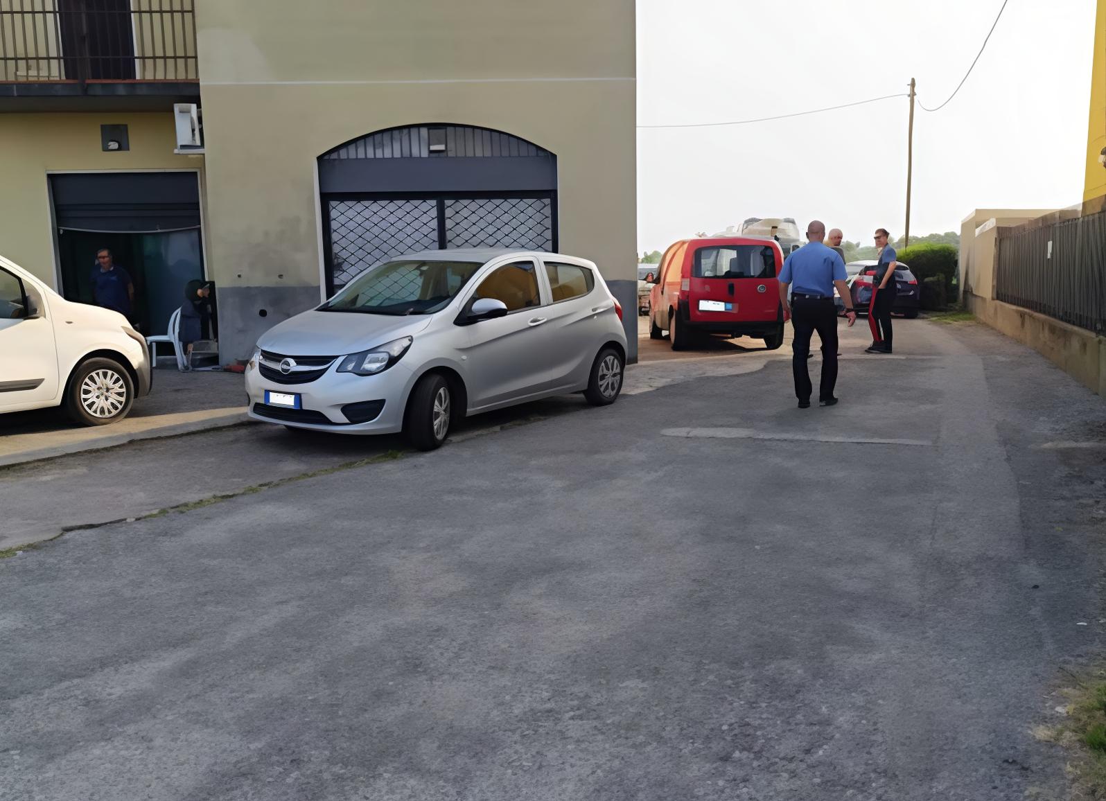 Anziano fa manovra in cortile e colpisce una bimba di tre anni. Corsa in elicottero a Bergamo Anziano fa manovra in cortile e colpisce una bimba di tre anni. Corsa in elicottero a Bergamo
