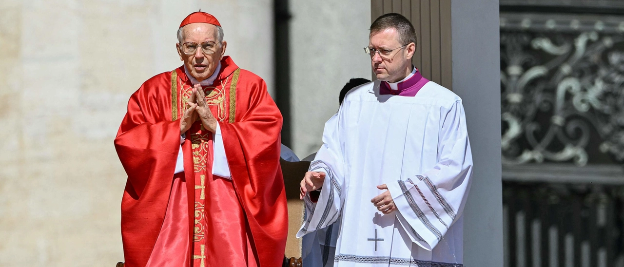 Giovanni Battista Re, chi è il cardinale bresciano che celebra il funerale di Papa Francesco