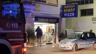 Il ristorante kebab sfondato dall'auto a Castronno Il ristorante kebab sfondato dall'auto a Castronno