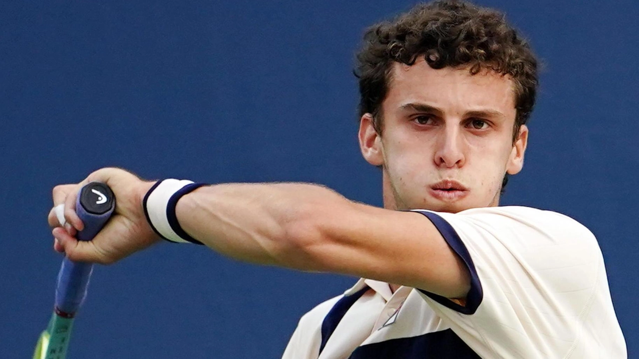 Cerundolo supera Dellien Velasco al Villa Reale Tennis. Ajdukovic eliminato da Choinski. Dalla Valle e Picchione avanzano. Cerundolo supera Dellien Velasco al Villa Reale Tennis. Ajdukovic eliminato da Choinski. Dalla Valle e Picchione avanzano.