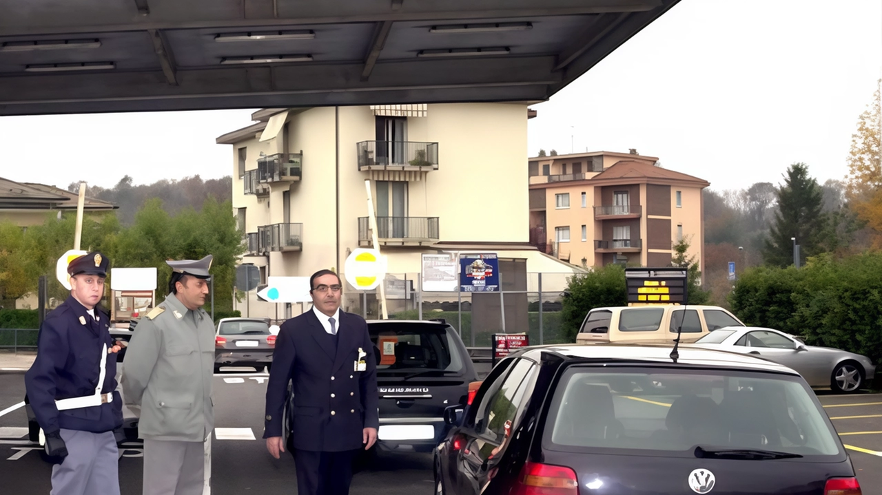 L’imprenditore aveva dichiarato di viaggiare con 8mila euro ma i finanzieri hanno trovato altri 18mila euro occultati L’imprenditore aveva dichiarato di viaggiare con 8mila euro ma i finanzieri hanno trovato altri 18mila euro occultati