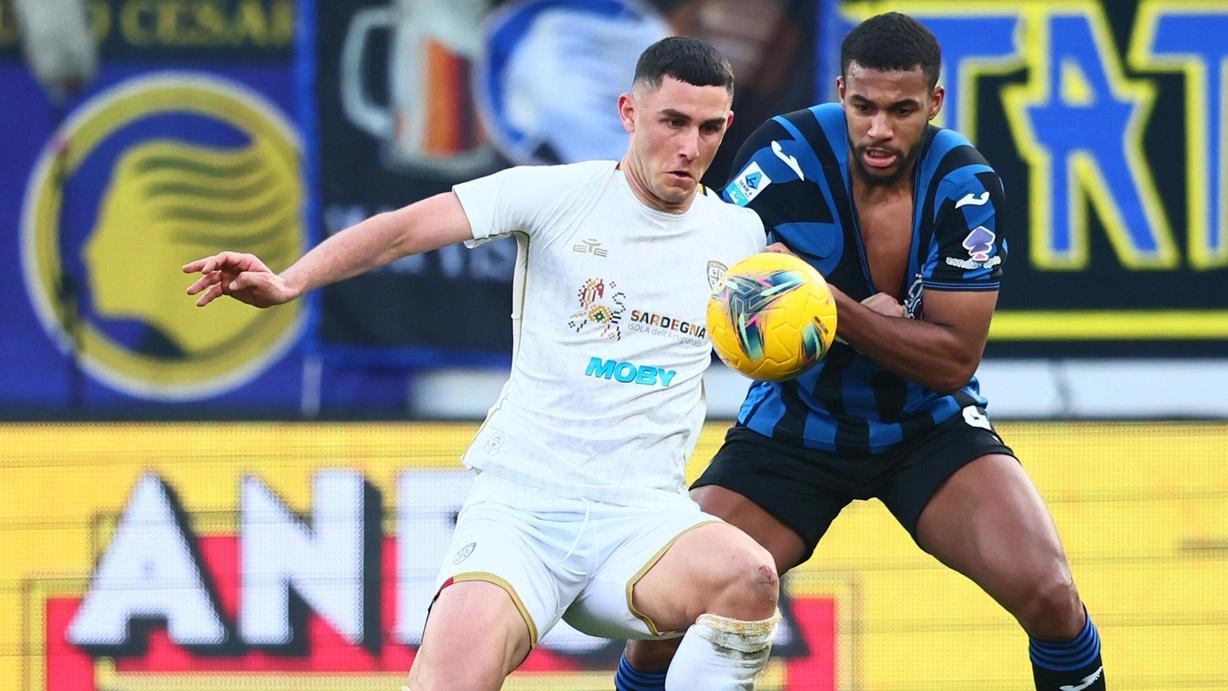 Il difensore dell’Atalanta, Isak Hien, in marcatura su Roberto Piccoli, punta del Cagliari ma bergamasco di nascita e cresciuto nel settore giovanile della Dea Il difensore dell’Atalanta, Isak Hien, in marcatura su Roberto Piccoli, punta del Cagliari ma bergamasco di nascita e cresciuto nel settore giovanile della Dea