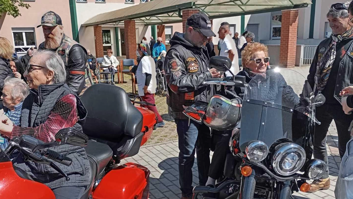 I biker dai nonni ospiti della Rsa una sfilata di 40 motociclette