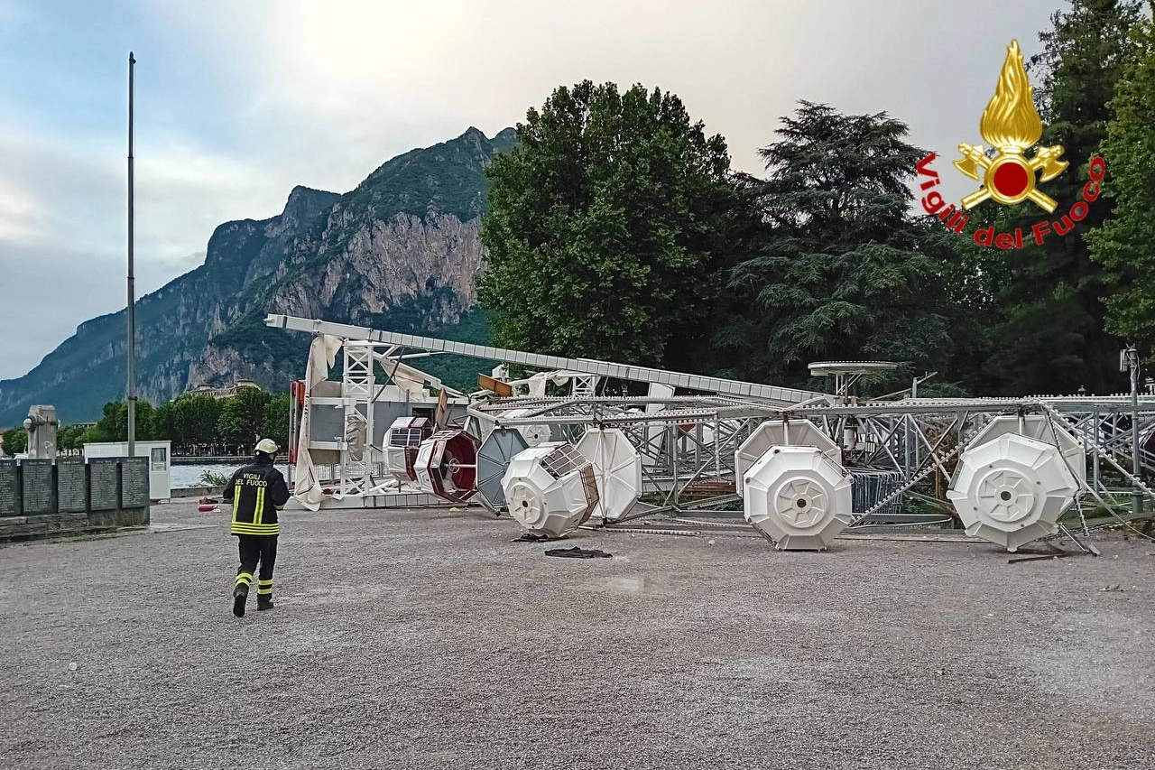 I vigili del fuoco sul luogo del crollo