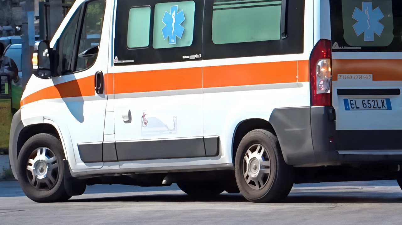 Perde il controllo dell’auto, si scontra contro un furgoncino, si ribalta e finisce contro il guard-rail. Paura per una 22enne... Perde il controllo dell’auto, si scontra contro un furgoncino, si ribalta e finisce contro il guard-rail. Paura per una 22enne...
