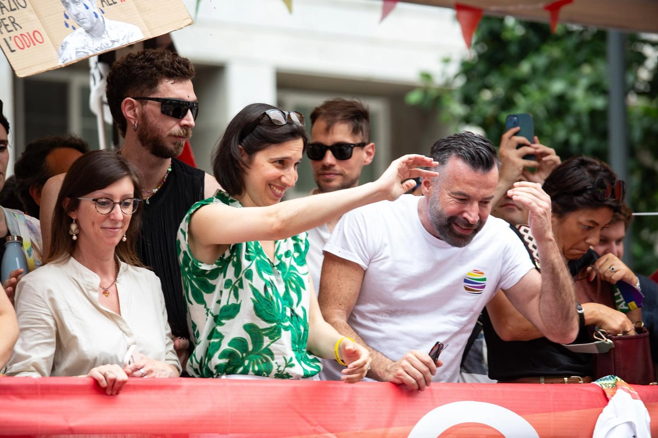 Elly Schlein e Alessandro Zan sul carro del Pd al Pride di Milano