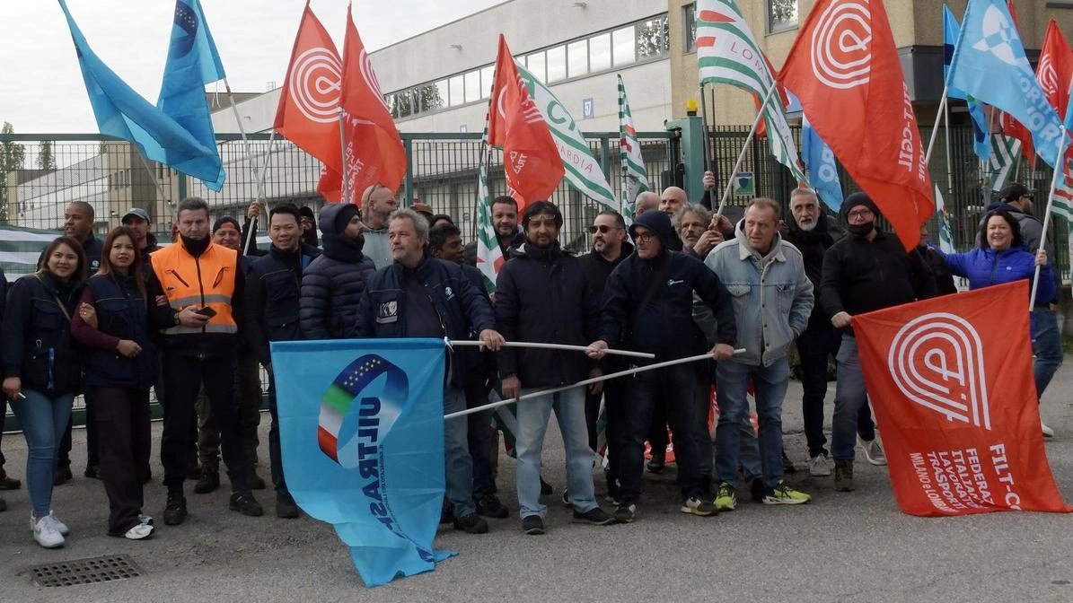 Scatta la protesta dei lavoratori della Geodis di Carpiano: nella giornata di ieri magazzinieri e impiegati hanno manifestato con uno sciopero e un presidio