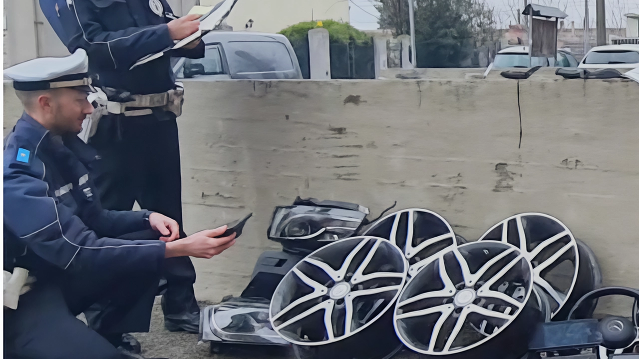 Un autocarro carico di merce sospetta, verosimilmente rubata e di attrezzature da scasso. Ci si sono imbattuti l’altro giorno gli... Un autocarro carico di merce sospetta, verosimilmente rubata e di attrezzature da scasso. Ci si sono imbattuti l’altro giorno gli...
