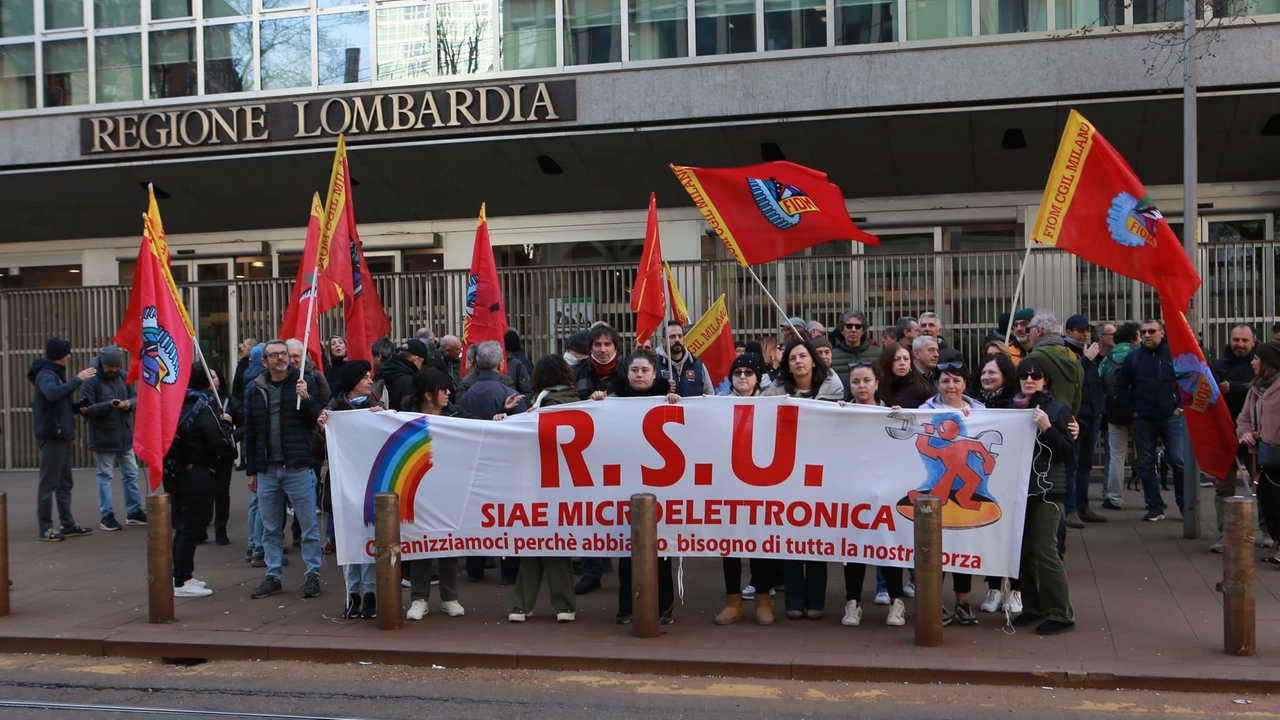 la manifestazione dei lavoratori davanti al consiglio regionale la manifestazione dei lavoratori davanti al consiglio regionale