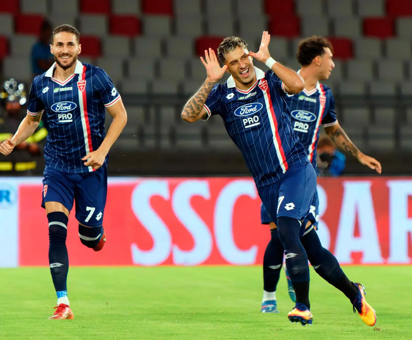 Serie B: la sfida col Bari finisce 1-1. Monza tenta l’allungo, ma al San Nicola è pari