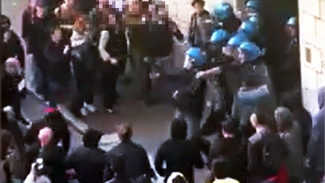 Indagine sull’attacco al municipio di Lecco: anarchici sotto la lente Indagine sull’attacco al municipio di Lecco: anarchici sotto la lente