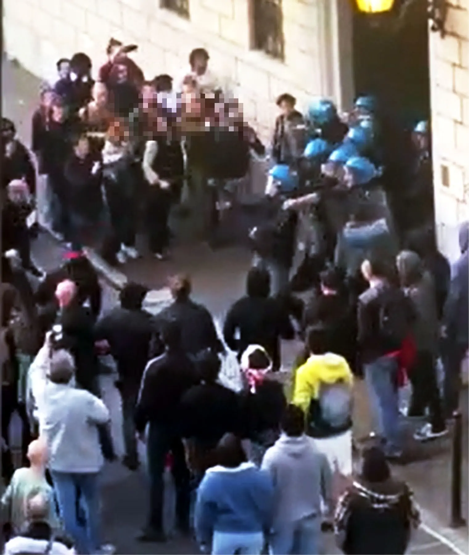 Indagine sull’attacco al municipio di Lecco: anarchici sotto la lente