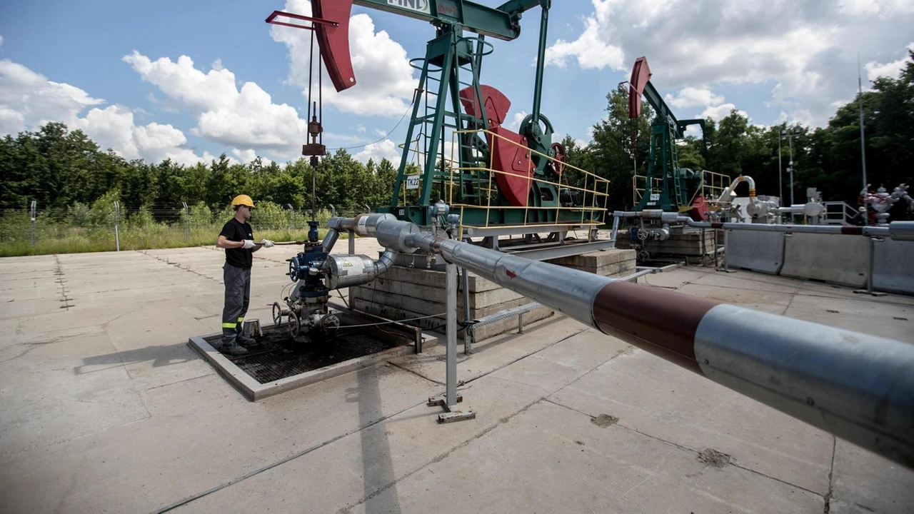 In rialzo anche il Brent , +0,15%