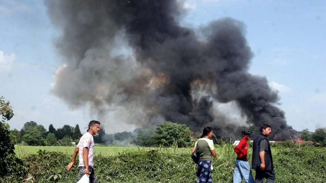 a fuoco quintali di rifiuti nell8217ex campo rom di via toffetti fiamme e una colonna di fumo visibile da linate