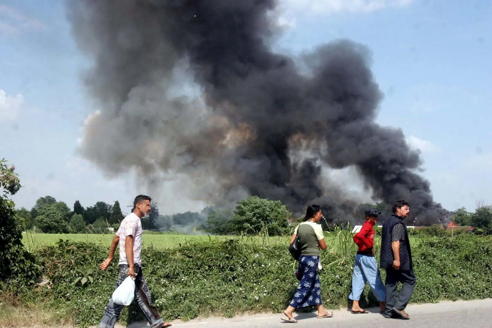 A fuoco quintali di rifiuti nell’ex campo rom di via Toffetti: fiamme e una colonna di fumo visibile da Linate