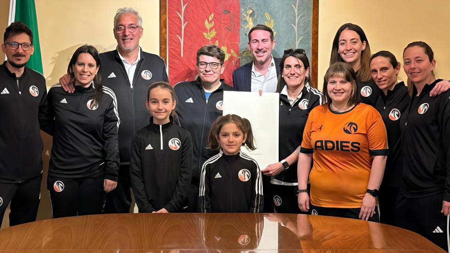 Dopo i festeggiamenti in campo, il Comune ha deciso di rendere omaggio ufficialmente alle atlete di Ladysoccer per la promozione...