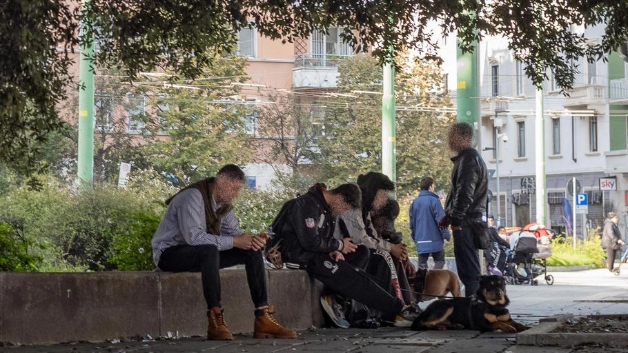 Piazza Bottini a Lambrate: tra studenti e pendolari, contrasti e problematiche. Residenti e commercianti raccontano la realtà del luogo.