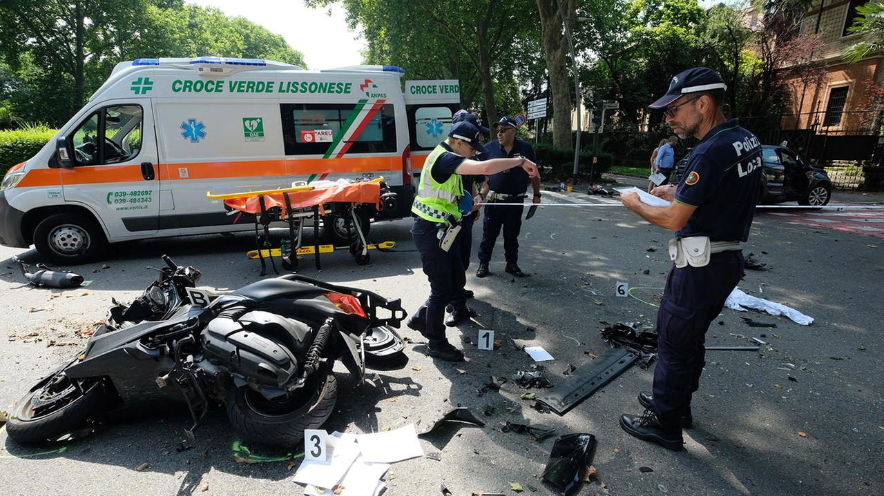 La polizia locale di Monza effettua i rilievi dopo l'incidente in viale Cesare Battisti, dove i due centauri hanno perso la vita a luglio La polizia locale di Monza effettua i rilievi dopo l'incidente in viale Cesare Battisti, dove i due centauri hanno perso la vita a luglio