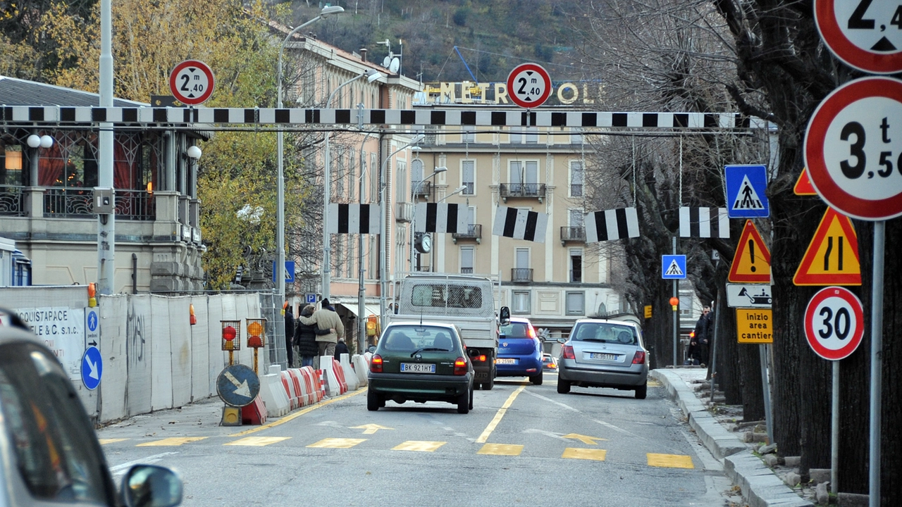 Auto sul lungolago a Como Auto sul lungolago a Como