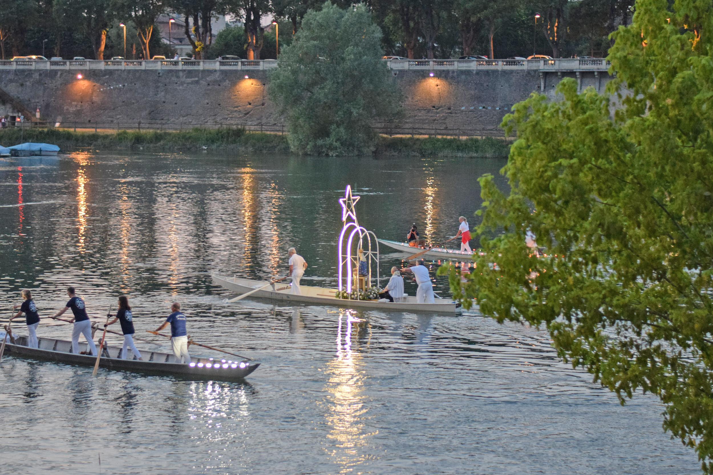 Pavia, barcè illuminati a festa per la processione della Madonna della Stella Pavia, barcè illuminati a festa per la processione della Madonna della Stella