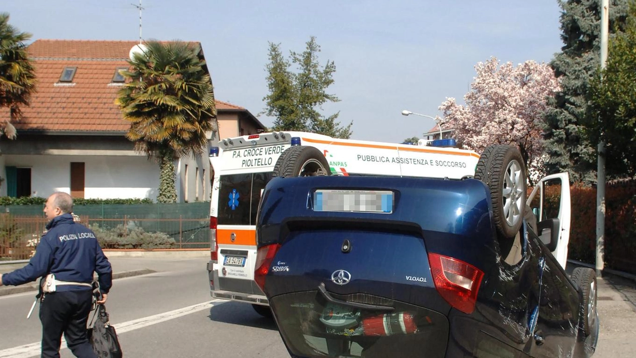 È l’incrocio più "incidentato" della città, finalmente al via la messa in sicurezza. Iniziano lunedì, con il loro corredo... È l’incrocio più "incidentato" della città, finalmente al via la messa in sicurezza. Iniziano lunedì, con il loro corredo...