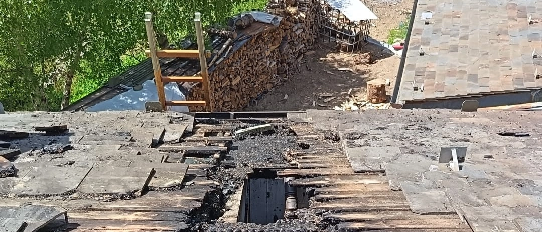Paura ad Albaredo per San Marco: in fiamme il tetto di una cascina