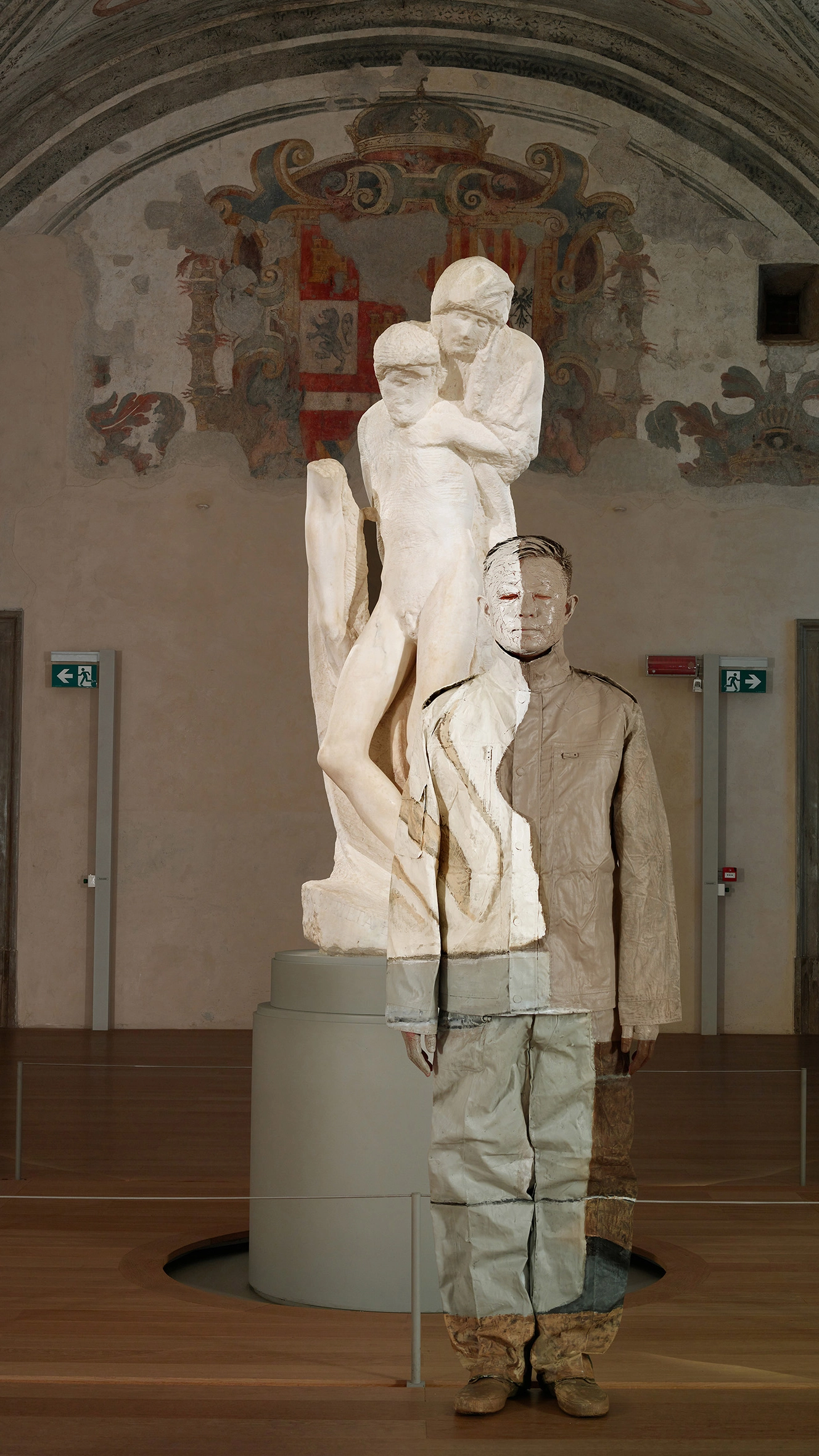 Liu Bolin, Pietà di Michelangelo, Castello Sforzesco, Milano, 2019. Courtesy: Galleria Gaburro.