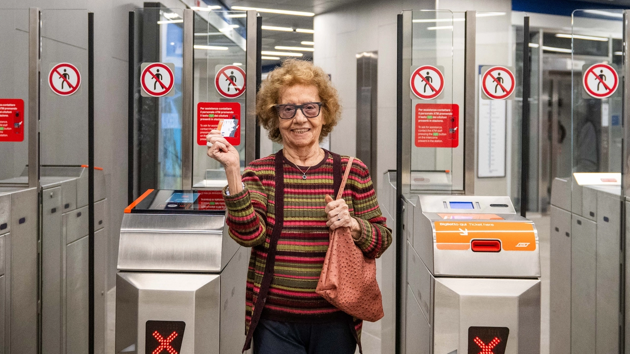 Anna Bertolotti all’uscita della metro Anna Bertolotti all’uscita della metro