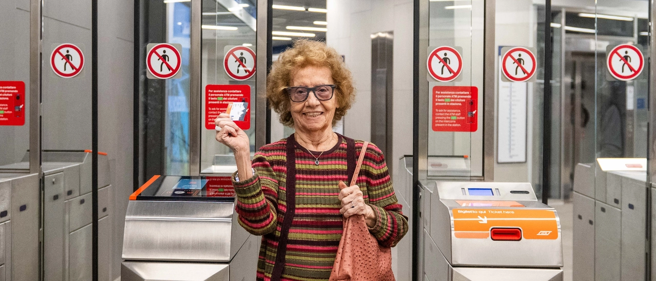 A 94 anni “debutta” sulla linea blu: “Il mio primo viaggio, ma tornerò. Com’è cambiata Milano”