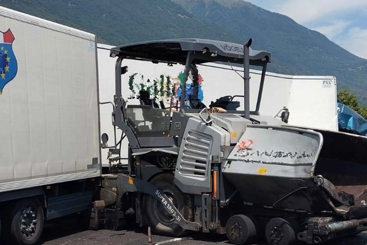L'asfaltatrice colpita dal tir (Anp)