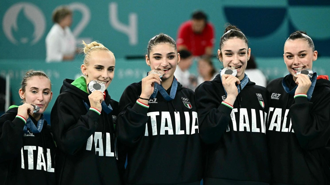 Il dtn Casella ha cresciuto quattro delle cinque azzurre medagliate. Esposito si è aggiunta due anni fa e oggi torna nell’All Around con D’Amato. Il dtn Casella ha cresciuto quattro delle cinque azzurre medagliate. Esposito si è aggiunta due anni fa e oggi torna nell’All Around con D’Amato.