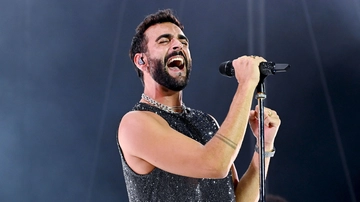 La scaletta del concerto di Marco Mengoni 2025: uno show tra pop e tragedia greca. Come arrivare a San Siro