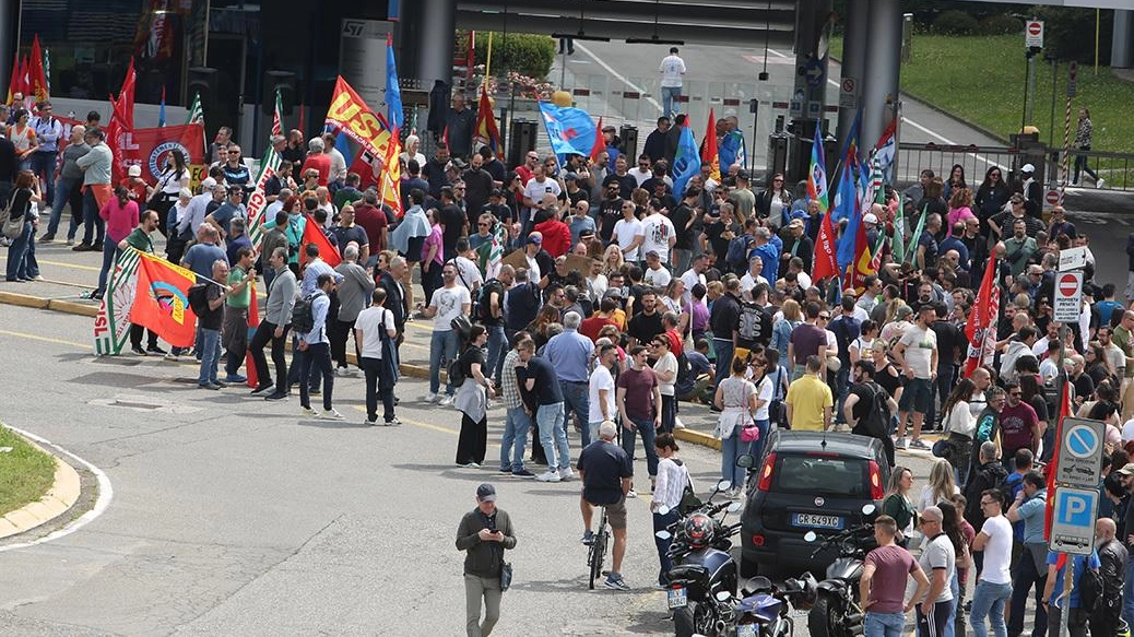 Una delle ultime manifestazioni di protesta dei lavoratori della St di Agrate Una delle ultime manifestazioni di protesta dei lavoratori della St di Agrate