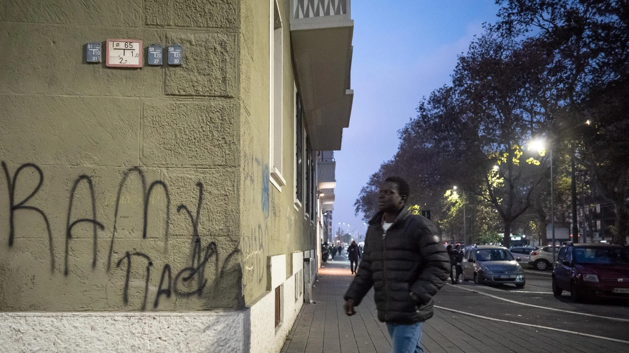 Una strada del Corvetto: sul muro la scritta “Ramy vive“ Una strada del Corvetto: sul muro la scritta “Ramy vive“