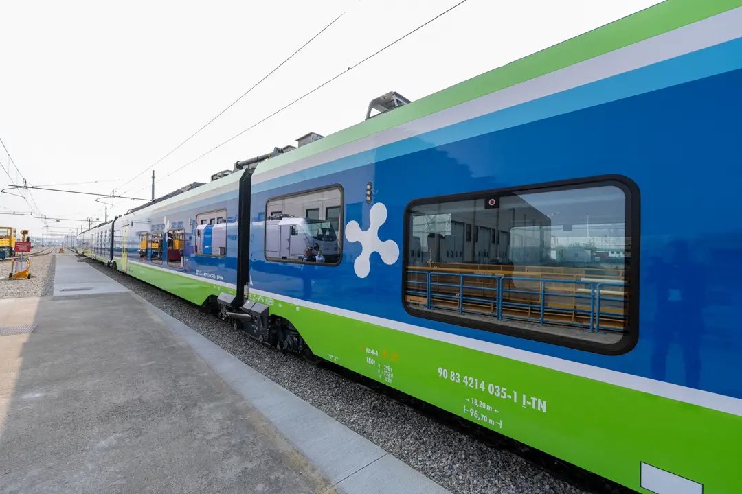 Ottantenne bresciano fotografato mentre molesta un tredicenne sull’autobus a Rimini: alla fermata scende e viene arrestato