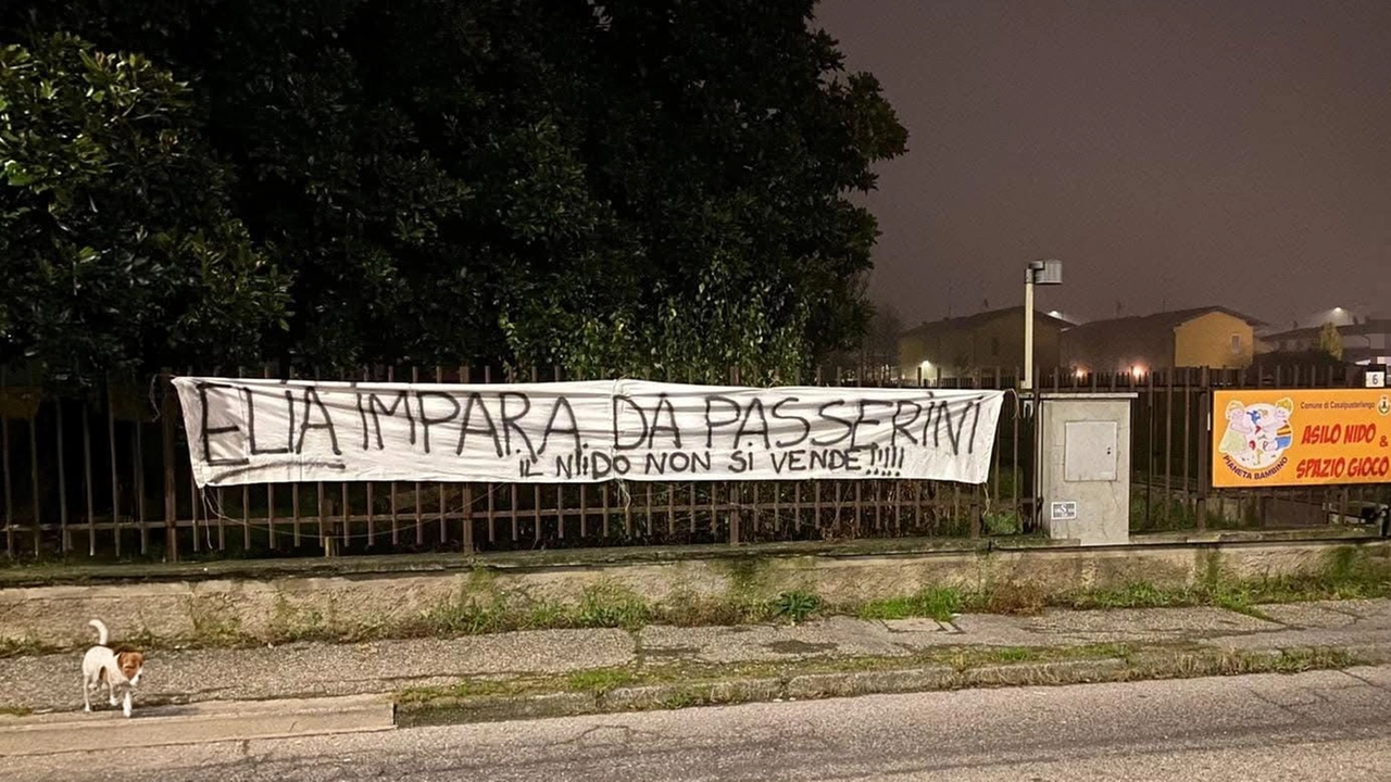 Lo striscione collocato durante la notte davanti alla scuola del quartiere Pilota Lo striscione collocato durante la notte davanti alla scuola del quartiere Pilota