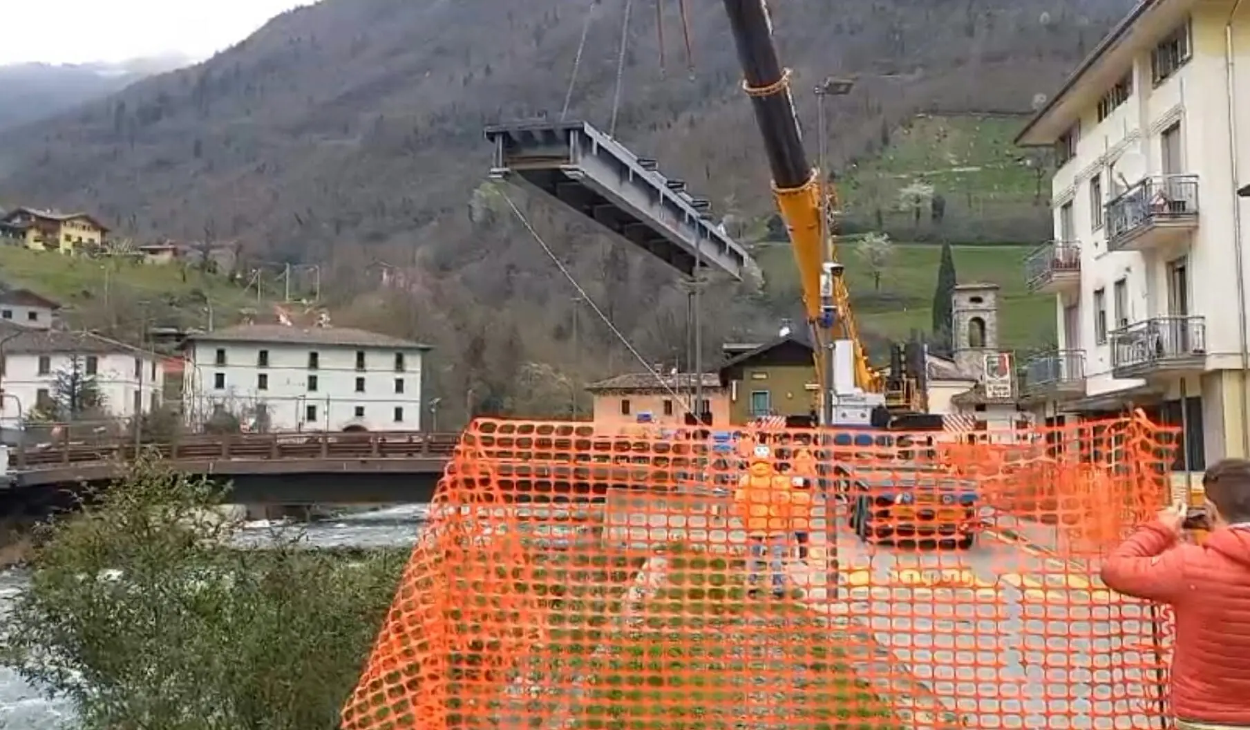 Un ponte fra due province. Via ai lavori di assemblaggio