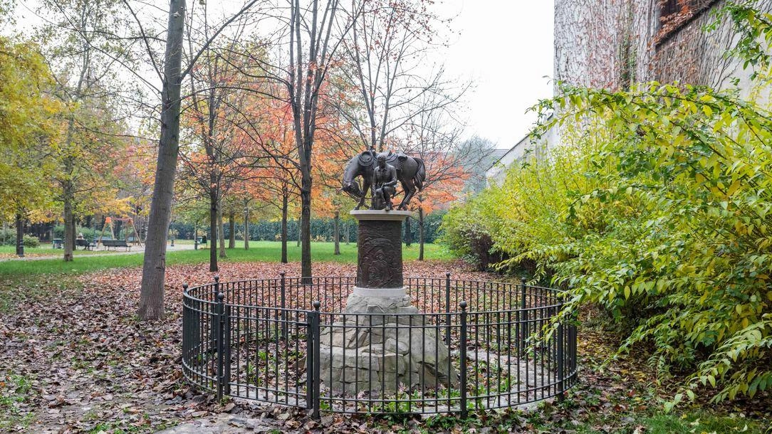 Il giardino Gianluigi Bonelli: un'oasi verde nel cuore della città, dedicata all'ideatore di Tex Willer. Apprezzato dagli abitanti ma spesso trascurato. Il giardino Gianluigi Bonelli: un'oasi verde nel cuore della città, dedicata all'ideatore di Tex Willer. Apprezzato dagli abitanti ma spesso trascurato.