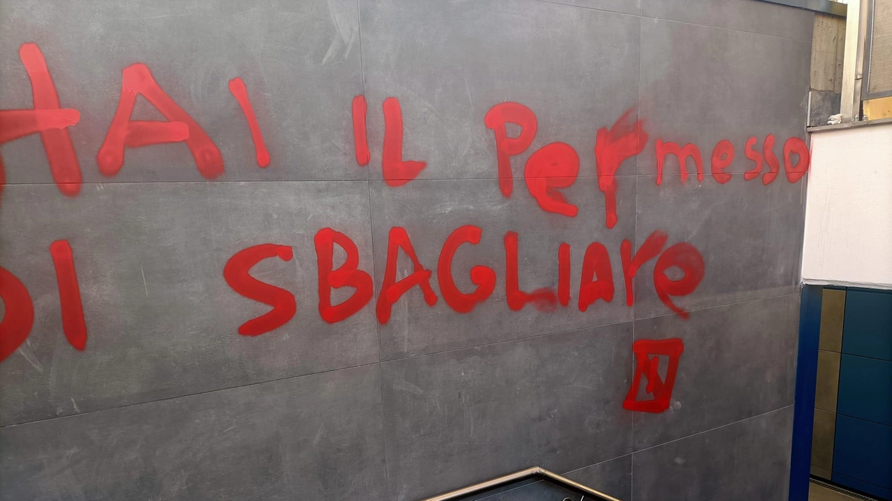 La scritta comparsa nella parte del tunnel verso viale Trivulzio é il secondo imbrattamento in pochi mesi