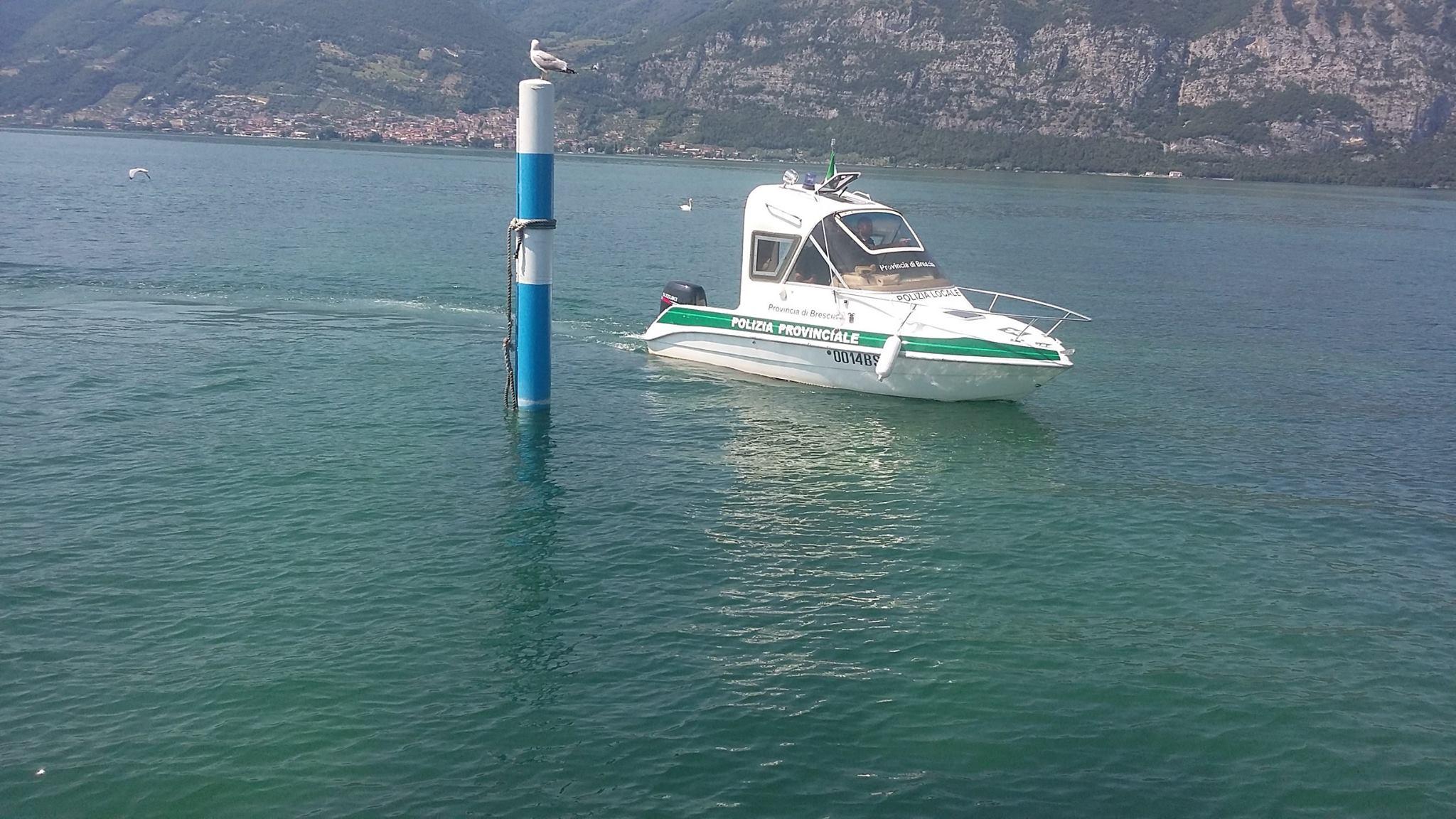 Salgono su un kayak e non si accorgono che ha una falla: vanno a largo e rischiano di annegare Salgono su un kayak e non si accorgono che ha una falla: vanno a largo e rischiano di annegare