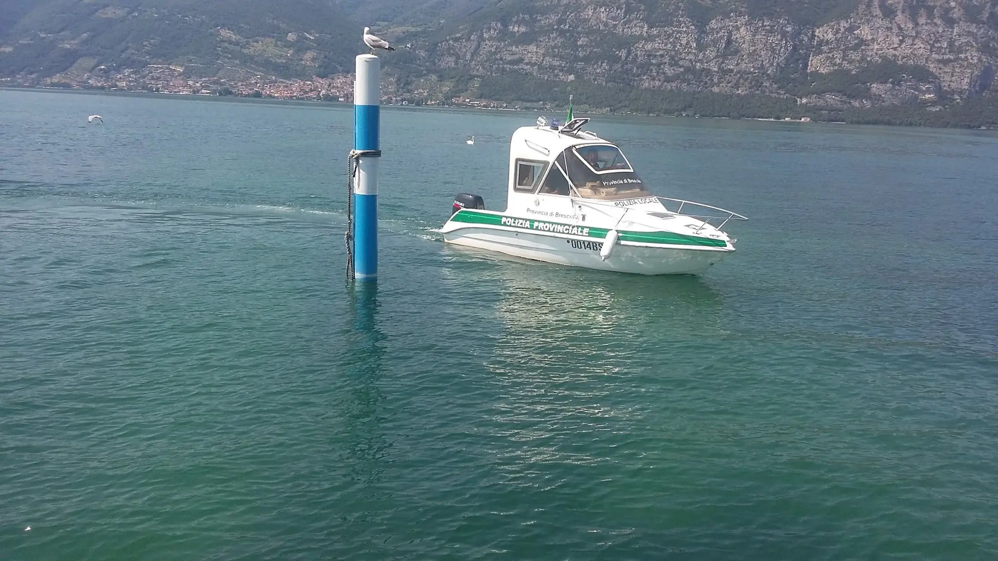 Salgono su un kayak e non si accorgono che ha una falla: vanno a largo e rischiano di annegare