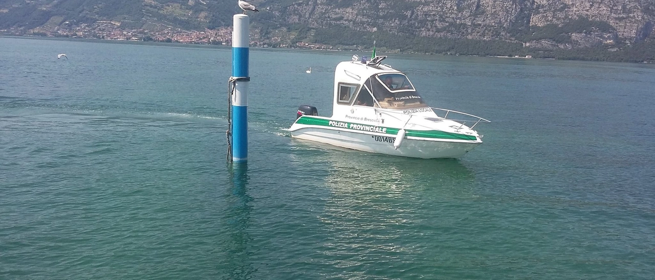 Salgono su un kayak e non si accorgono che ha una falla: vanno a largo e rischiano di annegare